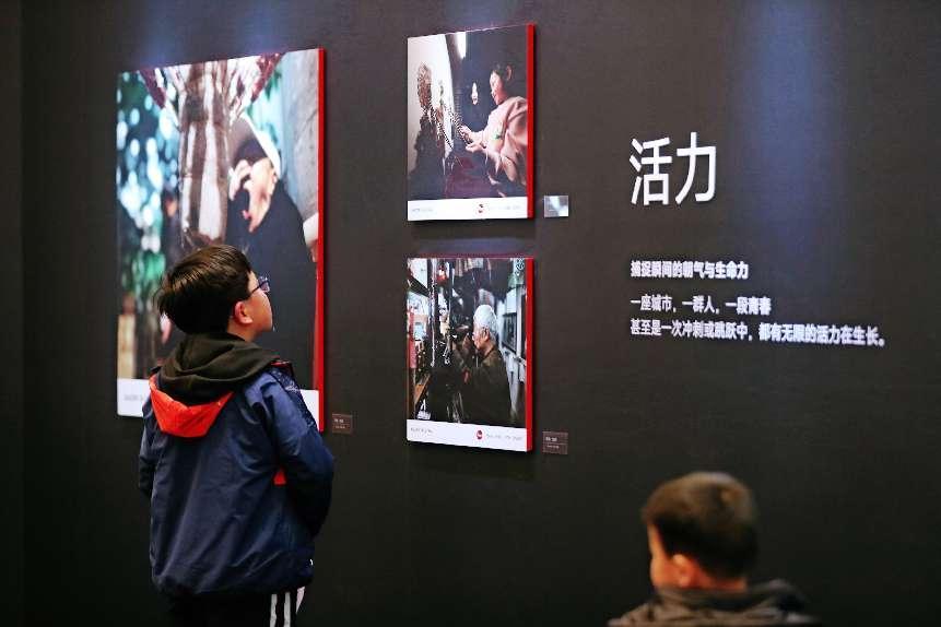 小朋友們正在欣賞攝影作品。小米供圖