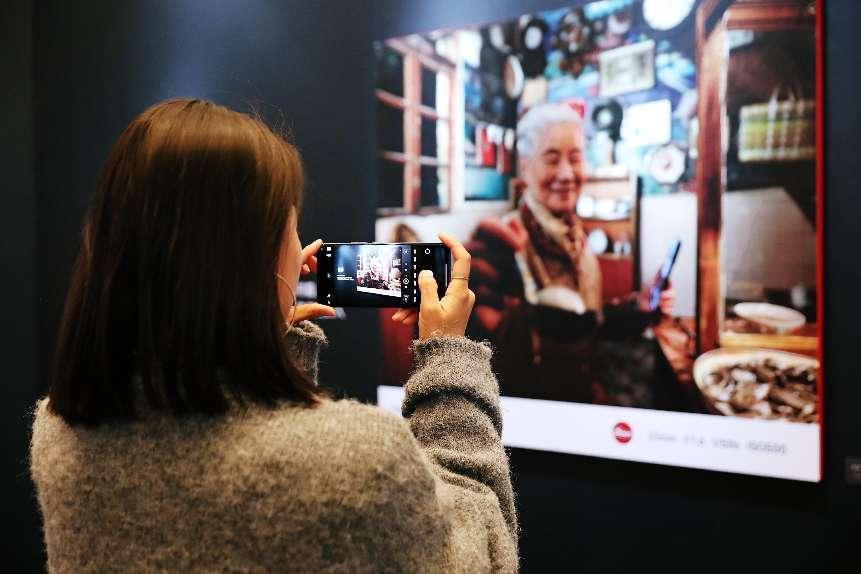 市民打卡影像展。小米供圖