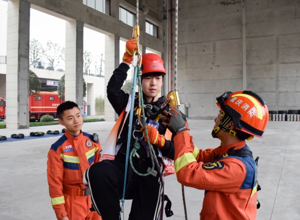 志愿者們體驗消防員的日常訓練。重慶理工大學供圖