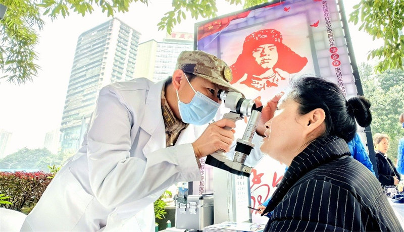 新橋醫院在沙坪壩區三峽廣場開展學雷鋒義診活動。受訪者供圖