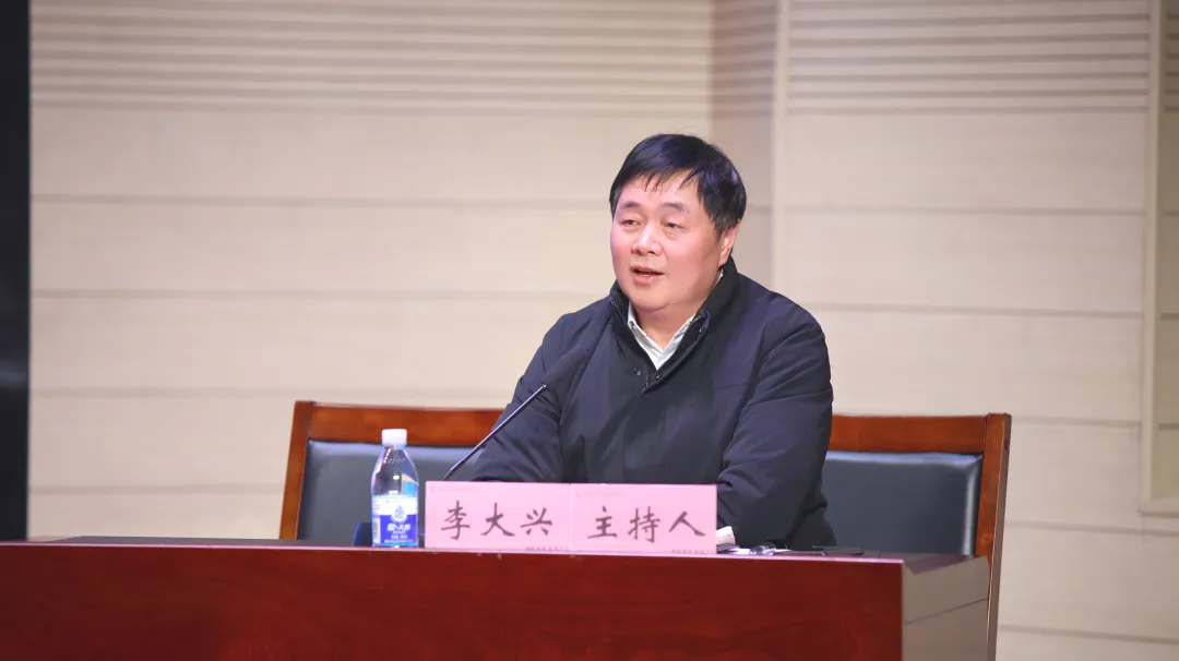 李大興主持會議現場。重慶西區醫院供圖