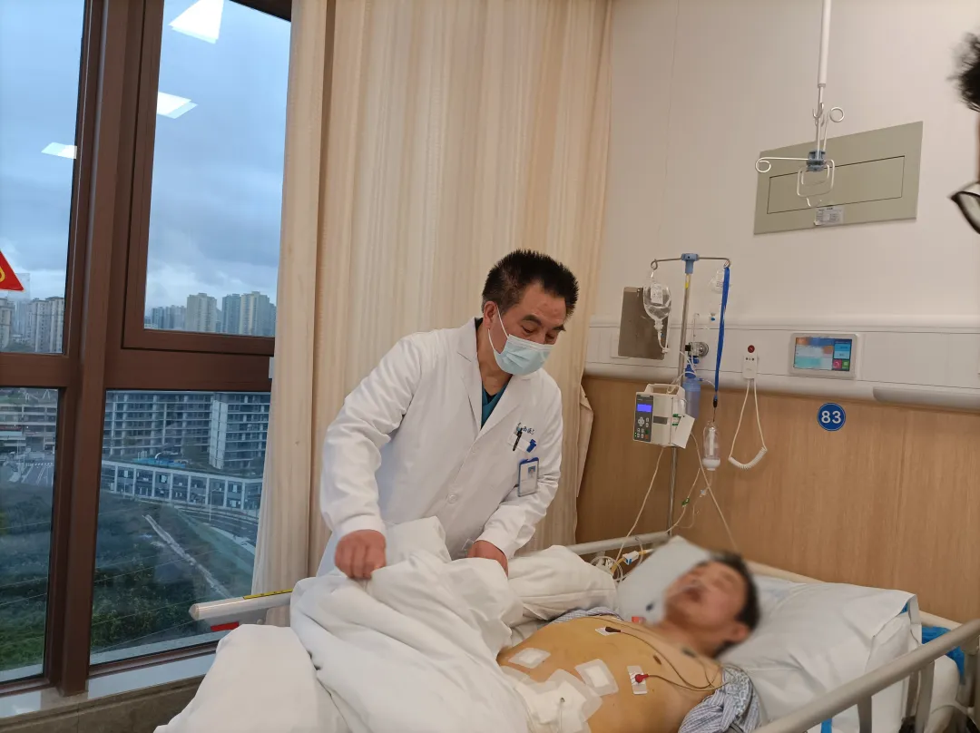 程應東查房。重慶西區醫院供圖