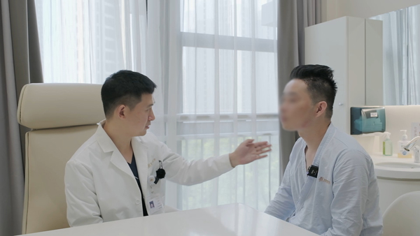 劉正茂為患者面診。重慶星榮整形外科醫院