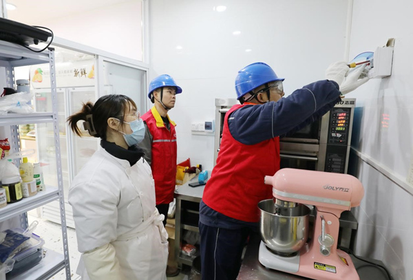 國網重慶市南供電公司員工來到烘焙操作間為客戶檢查用電安全。諶雅夢攝