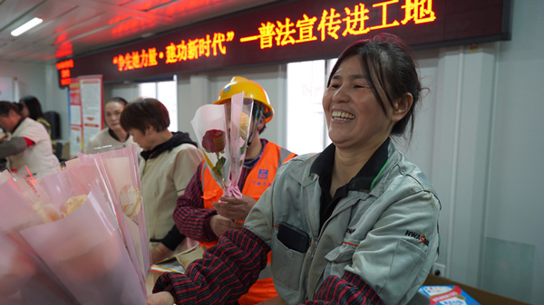 項目部給女職工送上鮮花。中建三局三公司西南分公司供圖