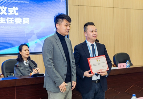 為劉筑頒發聘書。重慶道格骨科醫院供圖