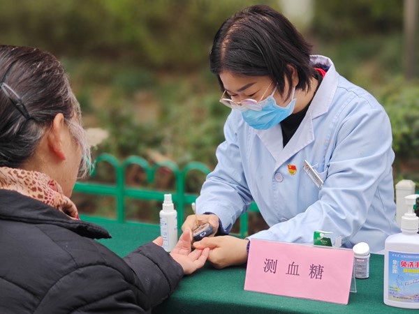 咨詢現場。重慶東大肛腸醫院供圖