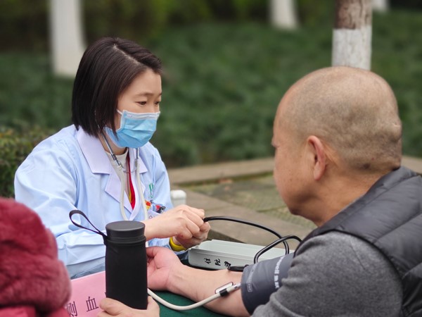 咨詢現場。重慶東大肛腸醫院供圖