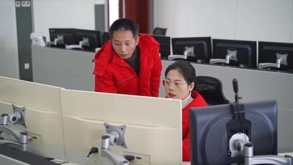 于美珍在調控臺進行電力潮流計算（右一）。國網重慶永川供電公司供圖