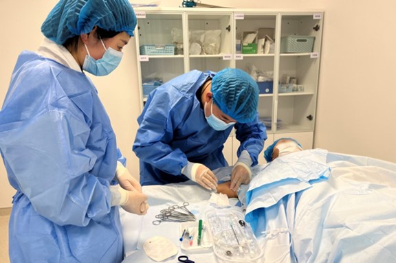 手臂輸液港植入。重慶松山醫院供圖