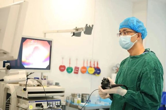 周銀斌查看患者情況。重慶松山醫院供圖