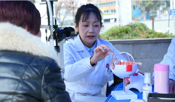 社區科普及體檢現場。重慶南坪愛爾眼科醫院供圖