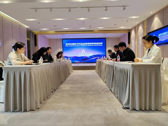 重慶市藥監局現場監督檢查。重慶華美整形外科醫院供圖