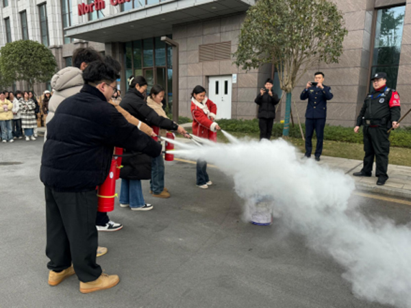 學生們進行滅火器操作。重慶西區醫院供圖