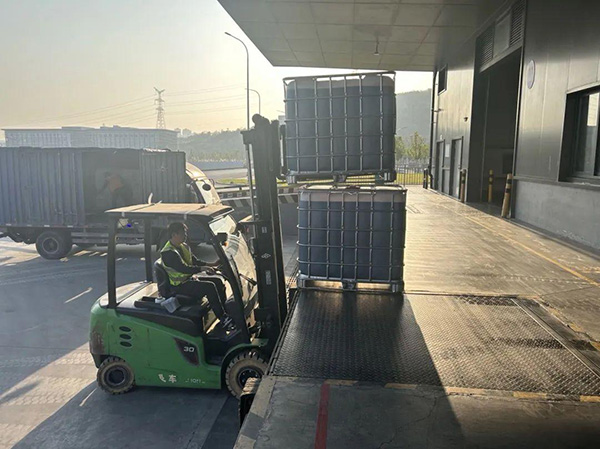 中新（重慶）多式聯運示范基地內，叉車正在轉運貨物。兩江新區供圖