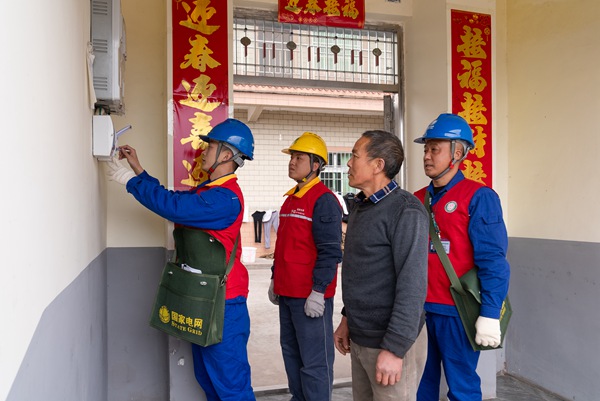 志愿者上門走訪檢查村民安全用電。國網重慶永川供電公司供圖