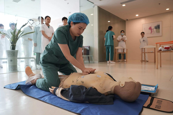 開展心肺復蘇培訓。重慶北部婦產醫院供圖