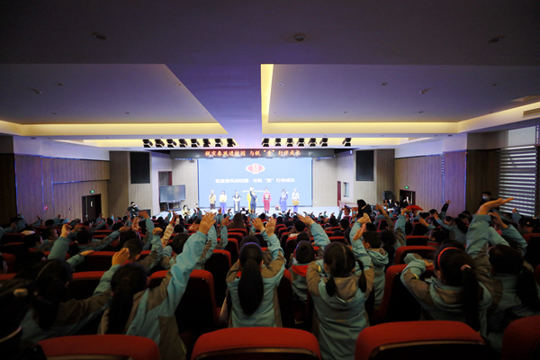 提問環節，同學們踴躍舉手回答問題。蔣宜非攝