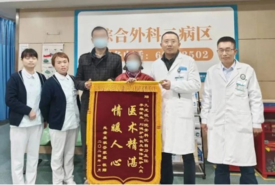 吳奶奶向九龍坡區二院外二科團隊表示感謝。重慶西區醫院供圖