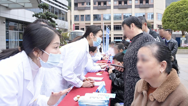 義診現場。重慶仁品耳鼻喉醫院供圖