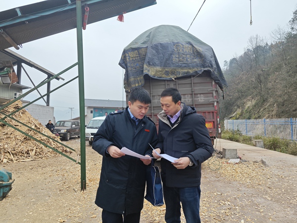 圖為近日，武隆區稅務人員在重慶海文竹木制品有限公司開展納稅信用相關政策宣傳。吳紫薇攝