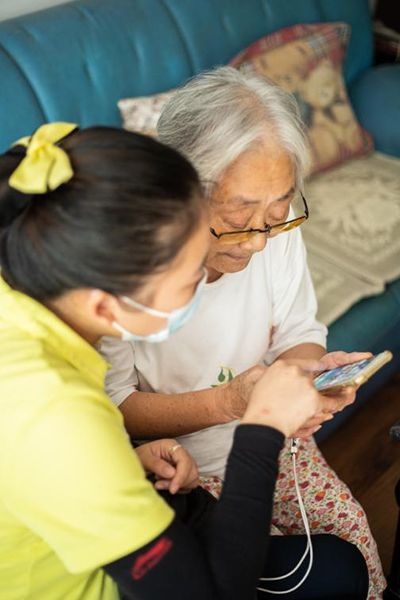 萬科物業管家為老人提供關懷服務。萬科物業供圖