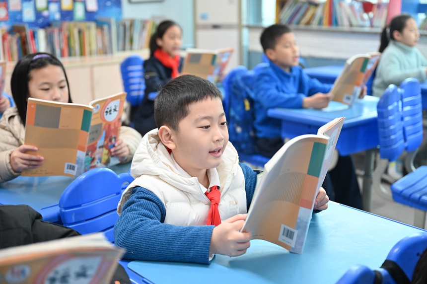 熱愛閱讀的黃有之（中），目前背誦的詩詞量已達600多首。鄒樂 攝