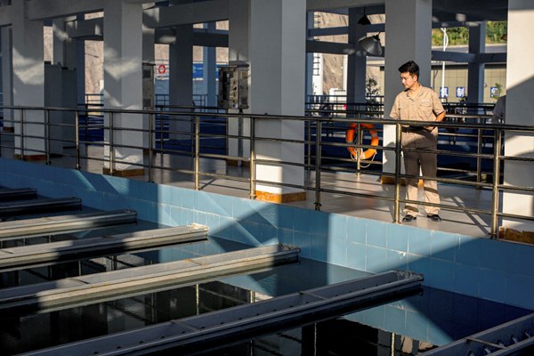 重慶水投集團水廠工作人員巡檢水質。重慶水投集團供圖