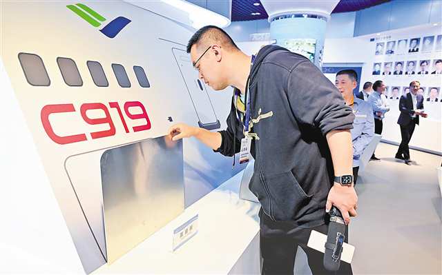 中鋁集團西南鋁業（集團）有限責任公司，參觀者在察看C919所用鋁合金材料。（本報資料圖片）首席記者 龍帆 攝\視覺重慶