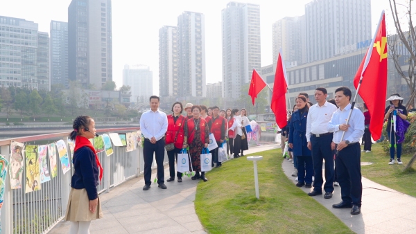環保小演講員們在打卡點進行宣講。金山學校供圖
