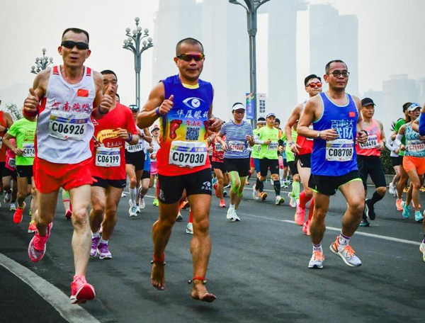 李清模（中）參加比賽現場。重慶華廈眼科醫院供圖