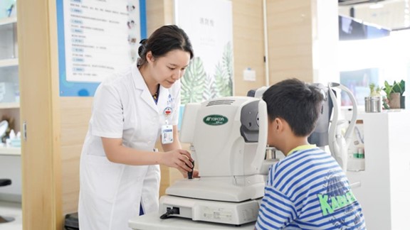 視力情況檢查。重慶華廈眼科醫院供圖