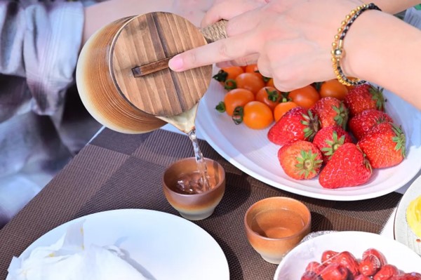 圍爐煮茶。重慶安琪兒婦產醫院供圖