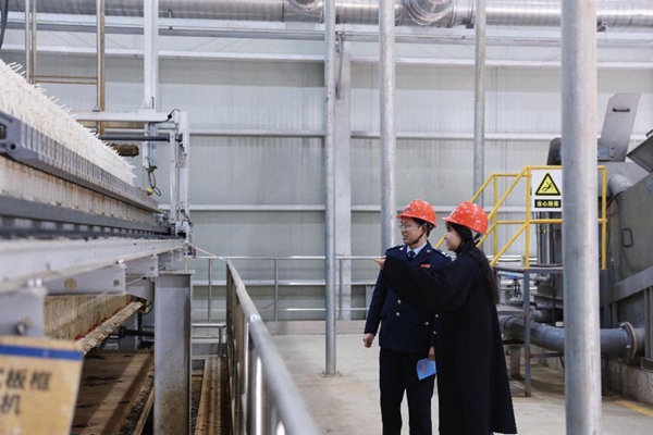 石柱縣稅務人員走訪重慶石柱三峽水環境綜合治理有限責任公司，了解污水治理和運營情況，宣傳環保稅等政策。唐霖銳攝