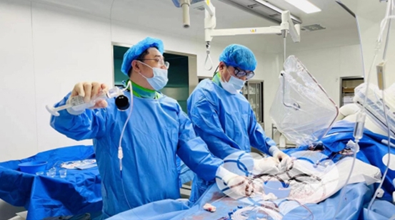 宋明寶（右一）團隊介入手術中。重慶西區醫院供圖