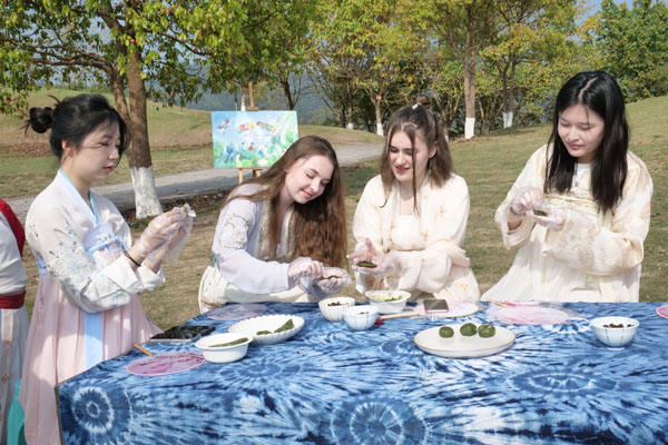 中外學生一起做青團。袁杰攝