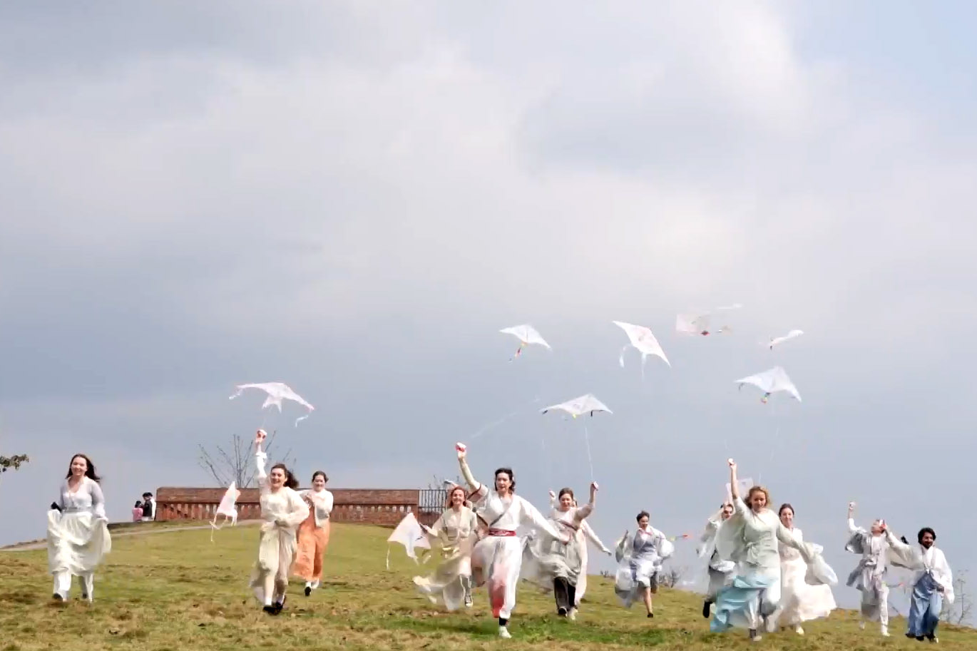 忙趁東風放紙鳶。袁杰攝