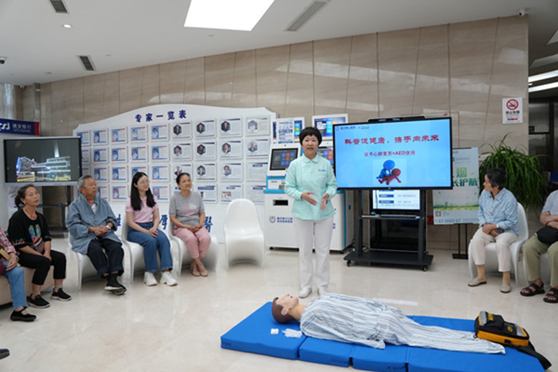 心肺復蘇術培訓現場。重慶康心醫院供圖