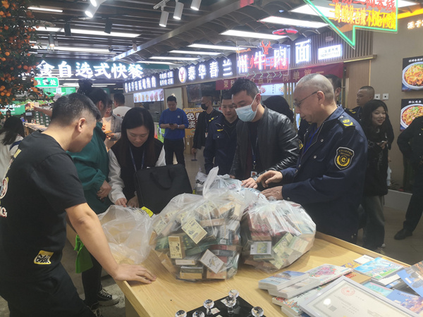 執法人員現場查獲“茶煙”。張怡攝