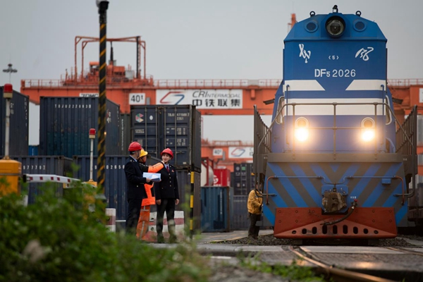 近日，在中歐班列重慶始發站團結村站，重慶市稅務局“稅護航”國際化稅務人才團隊走訪中鐵聯合國際集裝箱有限公司重慶分公司，宣傳相關稅費優惠政策，解答企業涉稅咨詢。郭睿攝