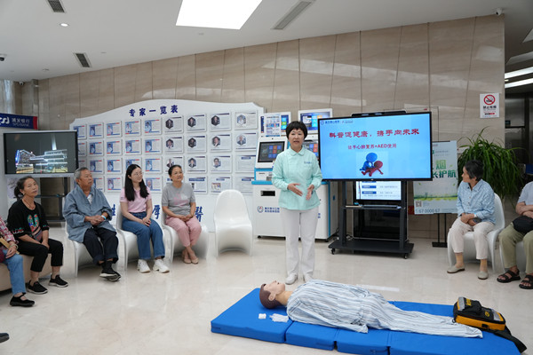 心肺復蘇術培訓現場。重慶康心醫院供圖