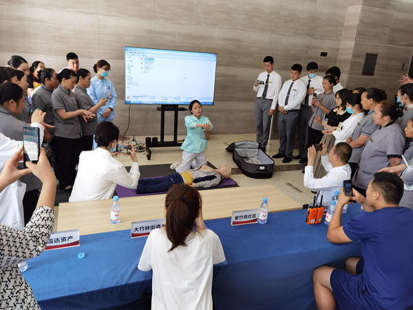 心肺復蘇術培訓現場。重慶康心醫院供圖