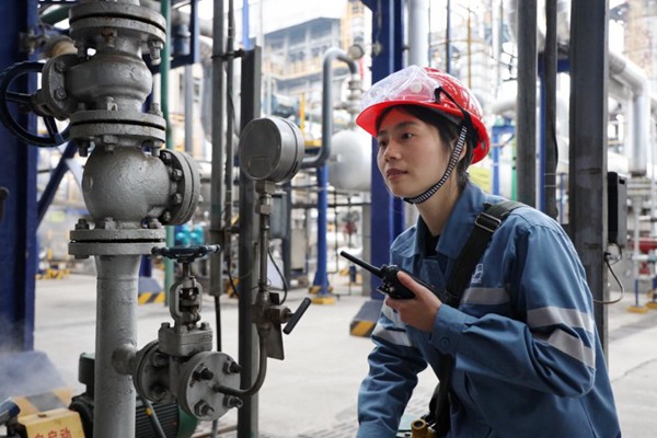 甲醇運行部班長朱小紅在檢查流量。川維化工供圖