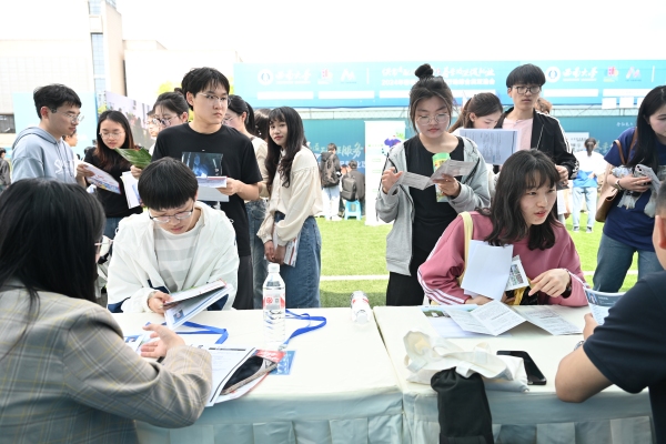 雙選會現場。鄒樂攝