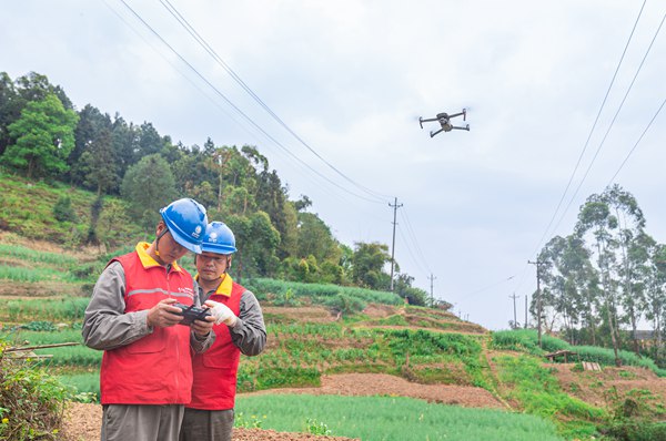 服務隊利用無人機技術開展線路巡線工作。國網重慶永川供電公司供圖