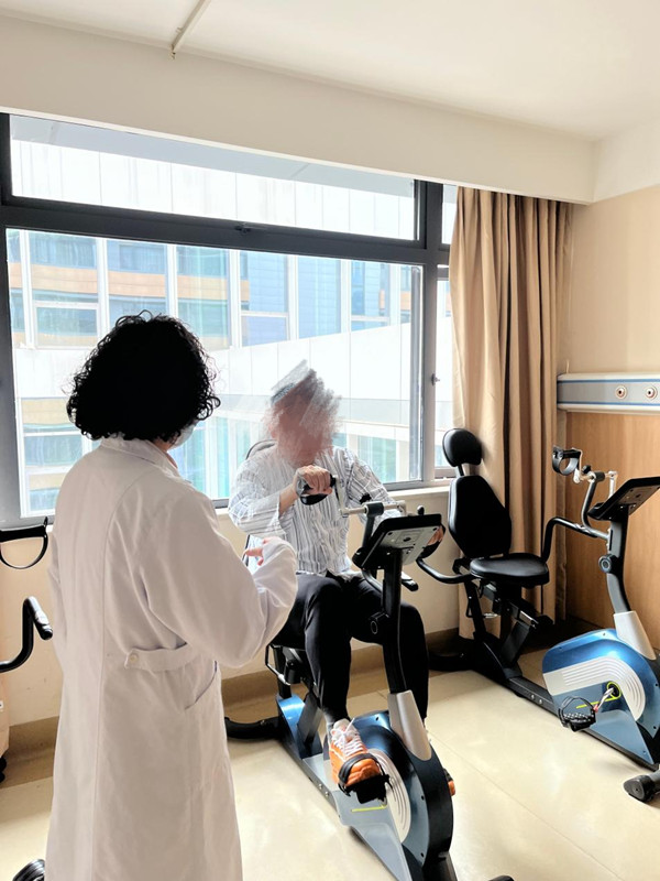 吳玉嬋正在指導患者科學運動。重慶康心醫院供圖