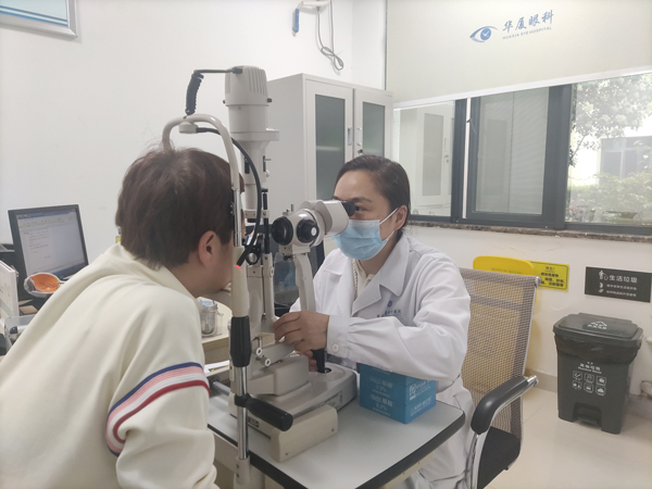 李琳為患者檢查眼部情況。重慶華廈眼科醫院供圖