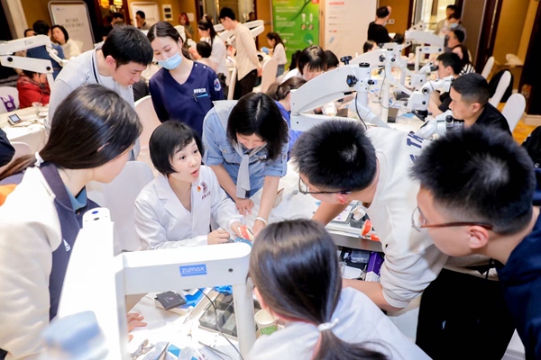 重醫附屬口腔醫院牙體牙髓科第一黨支部開展基層技術推廣活動。重醫附屬口腔醫院供圖