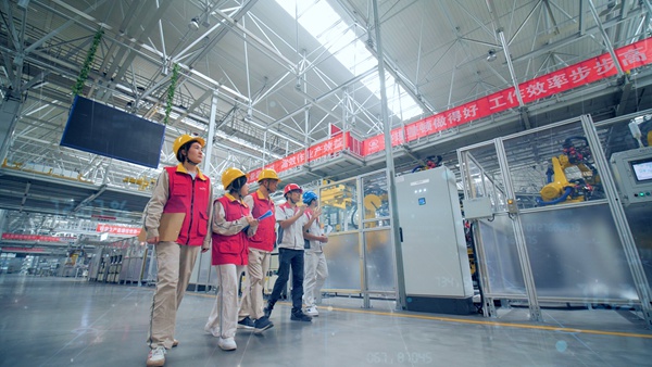 國網重慶永川供電公司員工在長城汽車公司征集用電需求。國網重慶永川供電公司供圖