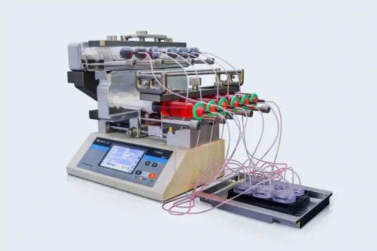 搭載BMF毛細血管器官芯片的培養系統，可模擬人體血液的營養和代謝物質輸送功能。摩方精密供圖